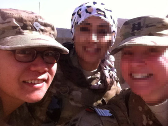 刘倩（左一）与战友在阿富汗时合照。(图/刘倩 提供)