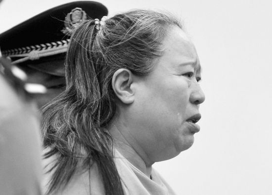 法庭上的丁书苗 新华社发 （图片来源：半岛晨报）