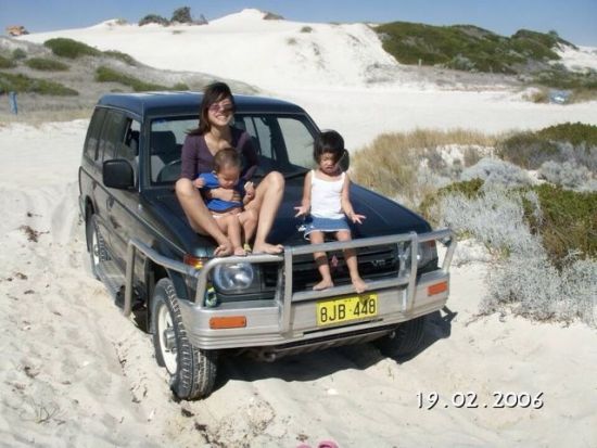 	Joey带着自己的孩子去海岸边旅行。(图片由Joey提供)