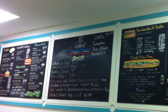 	十几年来，Linda咖啡馆里的黑板上，食品名称从来没有换过，更换的只是价格。