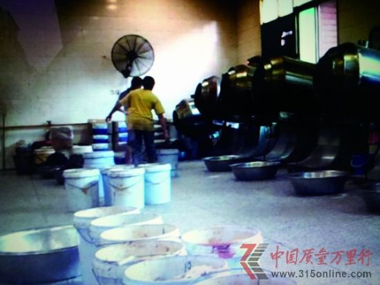 　　旺家福车间里的调料桶