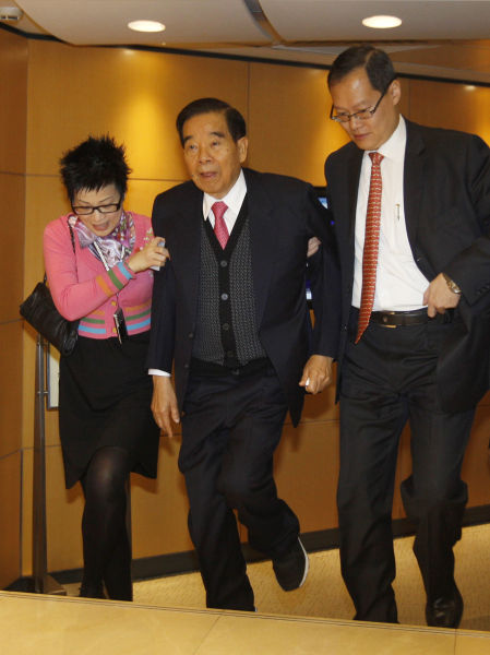 　　许多老牌富豪成功之后依然维持相对朴素的生活，让大众感觉亲切，周大福创始人郑裕彤西装配NIKE球鞋的装束，就常常是市民茶余饭后的谈资。(路透社图片)