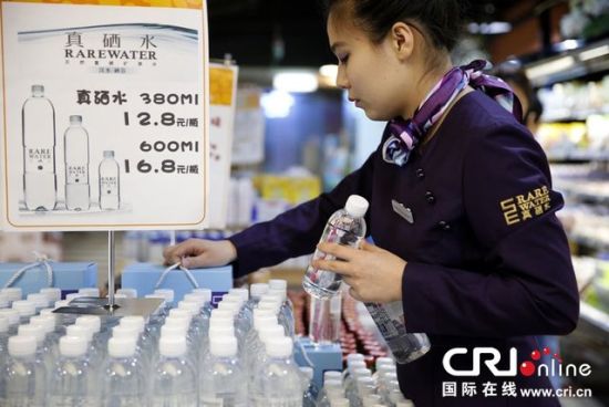 2013年10月25日，西安钟鼓楼广场宜品生活里出售的每瓶12.8元的富硒水 图片来源：CFP