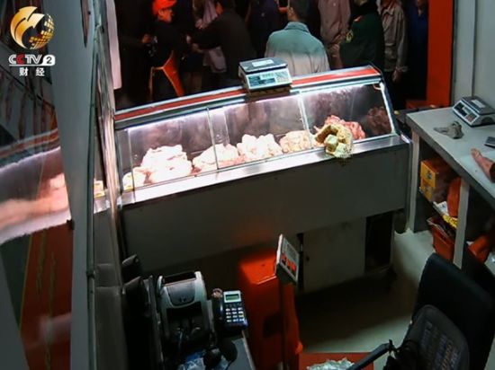 双汇门店监控记录下打砸事件的现场