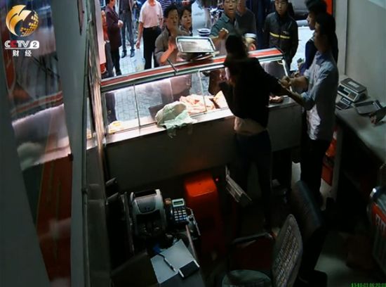 双汇门店监控记录下打砸事件的现场