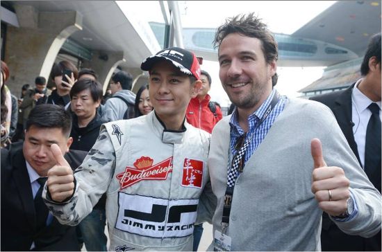 林志颖与百威代表合影