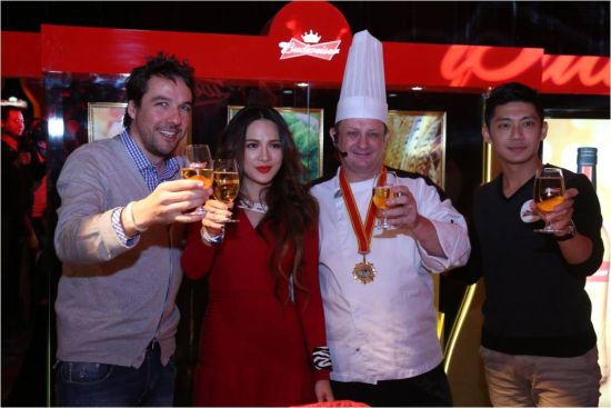 艾菲 董荷斌 米其林厨师与百威共举杯