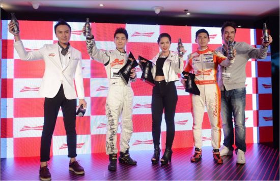 百威与三位明星共同举杯庆祝