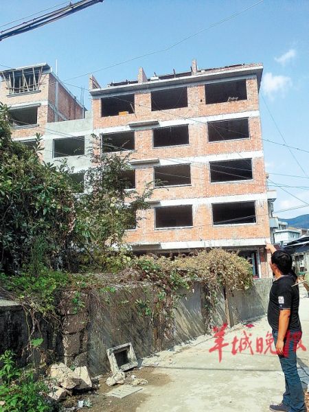 　　乐清大荆镇盛宅下村养猪大户张启福是当地2007年“农房抵押贷款”试验的受益者，近日他自建的六层“豪宅”正在封顶