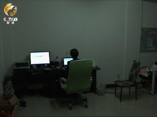 　一个人孤独地守在电脑前的小满