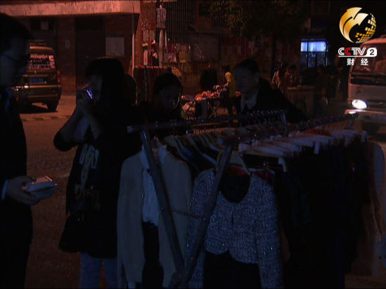 在夜市上辛苦摆摊的淘宝卖家