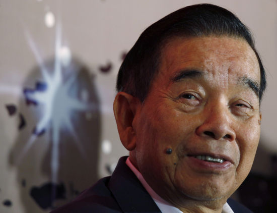 　　几大富豪之间私交甚笃，郑裕彤、李嘉诚、李兆基等都是几十年的牌友和球友，外界更送他们“大D会”的称号，喜欢呼朋引伴的郑裕彤是这一群体的核心。(图片来源：路透社)