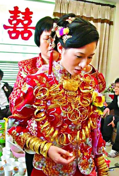  香港新娘有穿龙凤褂和戴金镯的传统，金镯越多，新人越有面子。