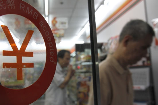 　　在香港当个网购族很不容易，当内地网购族已经在用“余额宝”赚取高息的时候，支付宝仍然在香港没有直接开放，在便利店购买充值卡充值长期以来要支付2%手续费，还要忍耐不公平的汇率。（路透社图片）