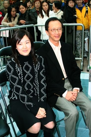 现年61岁的梁锦松曾任香港财政司司长，他的妻子是跳水名将伏明霞。