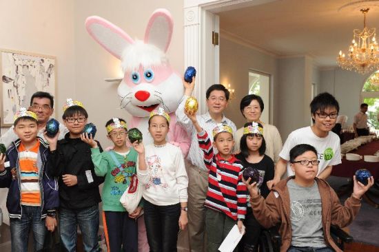 　　香港高官官邸经常开发给外界举办活动，图为前政务司长林瑞麟将政务司长官邸借给慈善团体举办复活节派对。(香港政府图片)