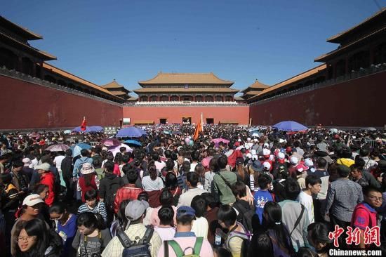 公众假期出游实为下策。