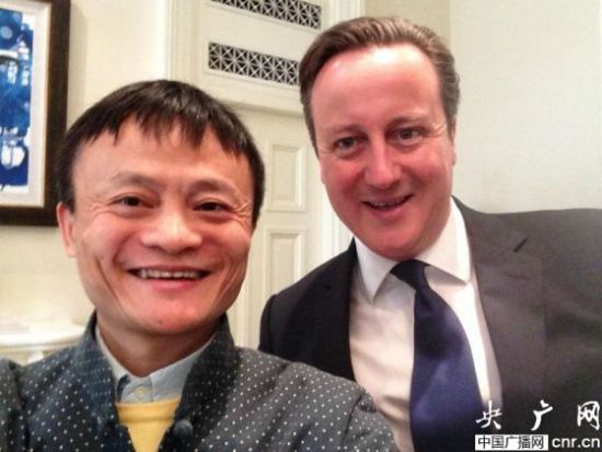 图为卡梅伦与马云合照