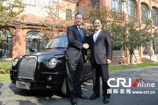 卡梅伦与李书福共同听取吉利控股集团副总裁、伦敦出租车公司董事长李东辉的汇报