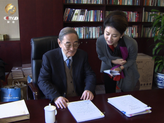 12月2日，在接受央视财经《经济半小时》记者采访之前，厉以宁先生刚从浙江调研回来。
