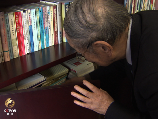 　　厉以宁教授因在经济学以及其他学术领域中的杰出贡献而多次获奖。这些著作包括：《中国经济双重转型之路》、《中国经济改革的思路》、《中国经济改革与股份制》等等。