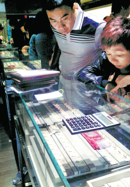 香港金饰吸引消费者 图/东方IC