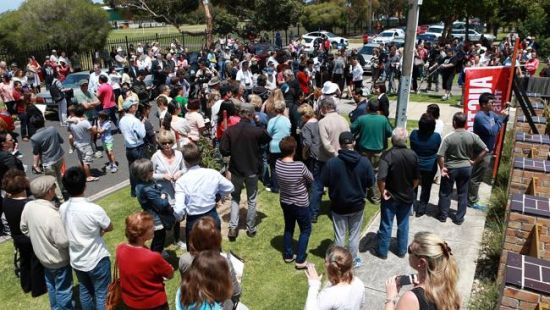 　　至少有超过300人出现在了上周六的这场拍卖会上。尽管澳大利亚人有围观邻居卖房的周末爱好，但这一人数还是令到场的人大笑不已，相互熟悉的人还彼此调侃一番。