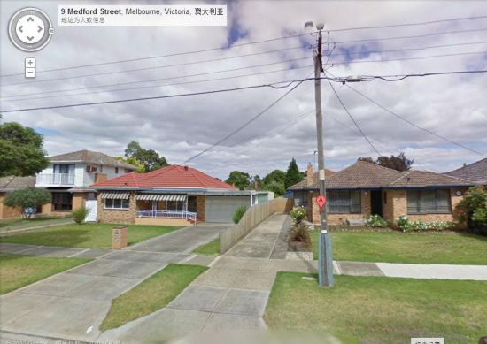 吉拉德的房子(右)与邻居的房子相比，可不是太豪华。