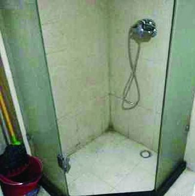 张先生家淋浴房玻璃门自爆后还没补上。