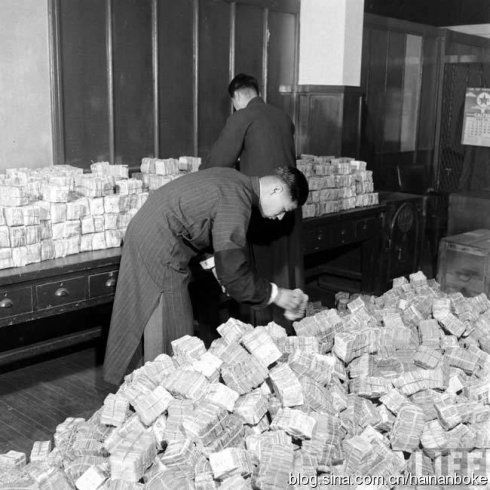 老照片反映了国民党政府时期发薪日的情况。