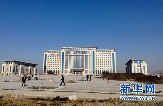  这是10月17日拍摄的海伦市政府大楼。黑龙江省海伦市是全国“粮食生产先进县”和著名的“大豆之乡”。近几年，这个市一边四处“哭穷”申请国家扶贫开发工作重点县，一边变相投资近亿元兴建政府大楼，继去年成功戴上“贫困帽子”，今年又搬进竣工不久的“豪华衙门”。这种“穷”“奢”通吃、自相矛盾的做法，不仅造成不良社会观感，也引起当地干部群众质疑。海伦市一位主要领导向记者坦承，虽然已按中央“八项规定”要求，对政府大楼超标房间进行腾退，但群众路线教育实践活动的持续深入，依然令他们深感窘迫和不安。新华社记者 刘荒 摄