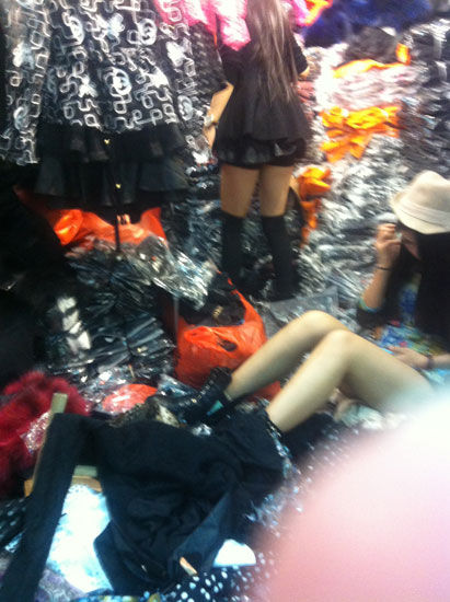 到处都是光着的大腿，到处都是叫卖声，和写字楼里拘谨克制的年轻人完全不一样。