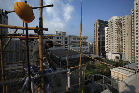 　　由于难以找到合适的工作，越来越多拥有高学历的年轻人选择做薪酬较高的蓝领如建筑工人等，无奈“下流”。（路透社图片）