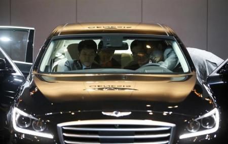 2013年11月26日在首尔拍到的现代汽车新款Genesis车型。 REUTERS/Kim Hong-ji