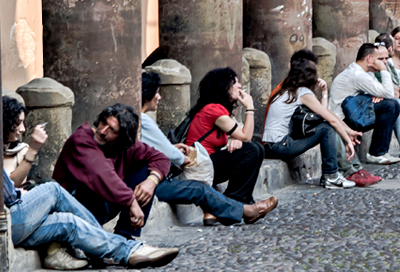 　　家里蹲率最高的几个欧盟国家为：保加利亚24.6%，意大利22.7%，爱尔兰22%，西班牙21.1%。而在荷兰，NEET率只有5.5%，卢森堡6.6%，丹麦7.6%，瑞典7.8%。（图片来源：presseurop.eu）