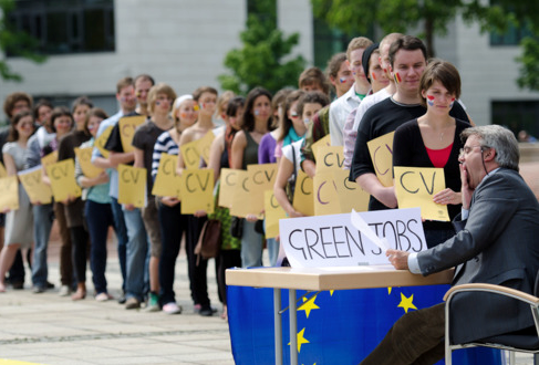 　　欧盟招聘绿色岗位，引来青年毕业生排长队应征，最终考官也抵不过这行情，连打哈欠。（图片来源：presseurop.eu）