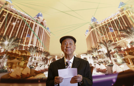 　　如果不是资产腾挪得当，李嘉诚的华人首富之位去年就已经被新晋赌王吕志和夺走。身为五年股价暴涨百倍的“股坛神话”银河娱乐主席，吕志和资产距离李嘉诚仅有约30亿美元。 图片来源：路透社