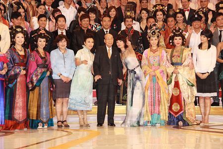 邵逸夫与TVB艺人们(资料图)