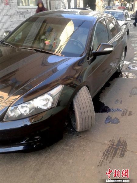 发生事故的本田雅阁8代汽车，左前轮脱落，变速箱油流了一地。 梁虹力 摄