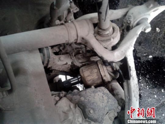 发生事故的本田雅阁8代汽车，半轴也掉了。 梁虹力 摄