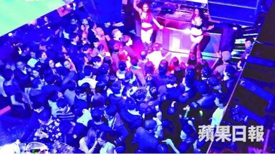 虽然Magnum club入场费450元，但舞池早已被夜蒲男女挤爆。(图片来源：苹果日报)