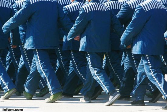 　　高墙之内，设法立功减刑常常成为服刑人员谋求自由的捷径，而难免滋生腐败。 (南方周末记者 翁洹/图)