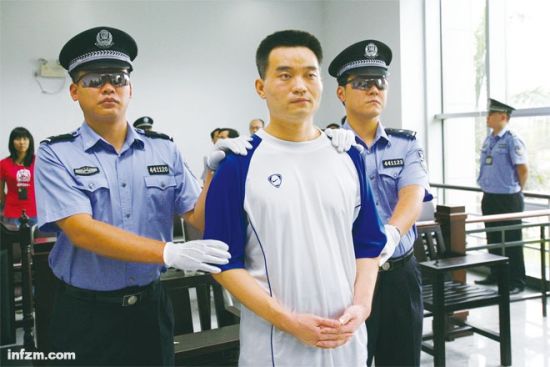 　　2008年，入狱前的张海在法庭上听法官宣判。很快，张海便通过自己的手段，部分地勾销掉了法律的判决。 （新华社 刘晓哲/图）