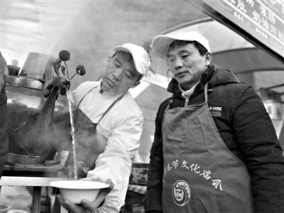 　　昨日，北京龙潭庙会，来自安徽的吴从叶(左)与合伙人孙乐义以7天11万元的租价租下龙潭庙会一个摊位卖茶汤。