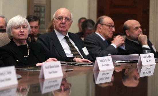 上图中从左至右分别为耶伦、沃克尔、格林斯潘和伯南克