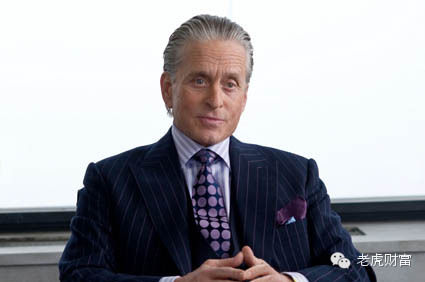 　　戈登在《金钱永不眠》重出江湖，大部分时间都是普通的休闲西装和衬衫，直到最后他骗倒女婿杰克后才穿上经典的三件套，英国萨维尔街量身定制