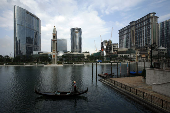 创造了“威尼斯人”神话的赌业巨头美国金沙集团，强攻澳门市场奇招迭出，主席艾德森与何鸿燊多次掀起口水战，到今天金沙已经坐上澳门赌场第一把交易，市场占有率超过25%，何鸿燊旗下澳博则仅排行第三。(图片来源：路透社)