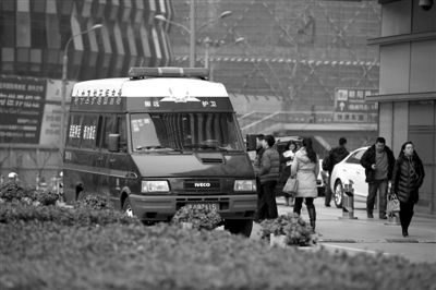 　　2014年2月18日，振远护卫的押运车停在慈云寺桥边的一家银行前等待执行押运任务。新京报记者 侯少卿 摄