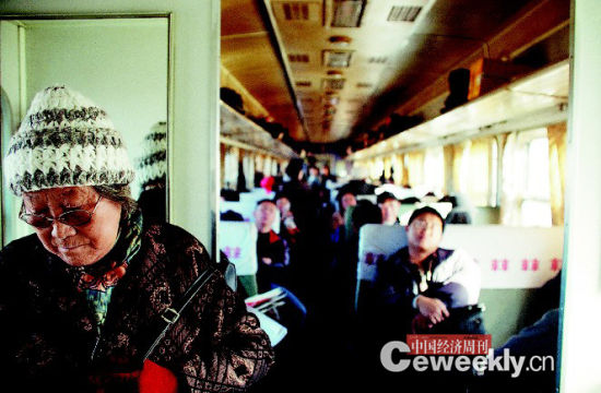 　　尹奶奶在文革时失去了丈夫，现在和女儿一家生活在一起。如今女儿也退休加入老人的行列。图为尹奶奶参加“候鸟”旅行团去旅行，她的女儿也是其中一员。《中国经济周刊》记者 肖翊I摄