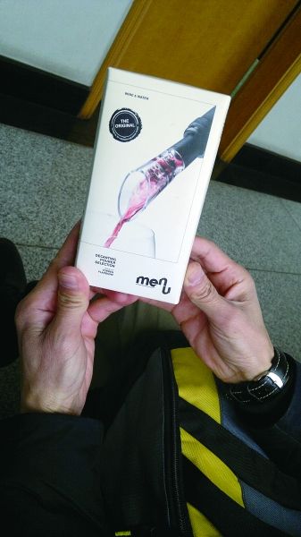 阎先生在华润超市购买的红酒助酒器 摄/法制晚报记者 张衡